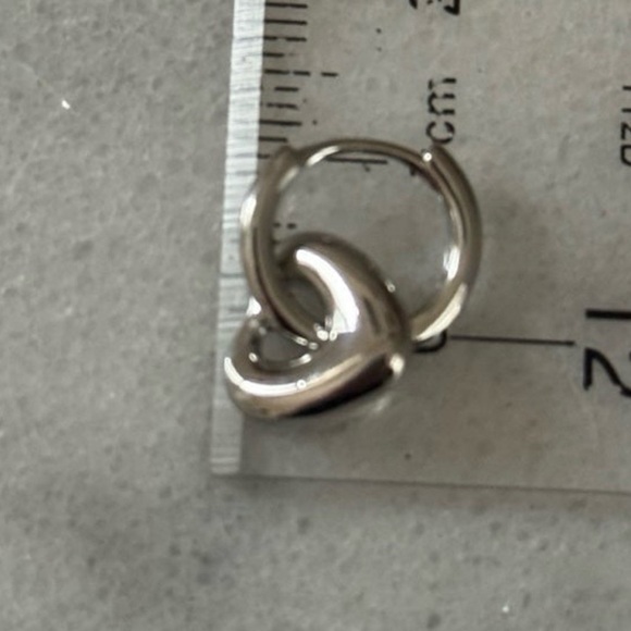 COPY - Sterling Silver Bubble Heart Charm Dangle Huggie Hoop Earrings

Brand New - Picture 3 of 5